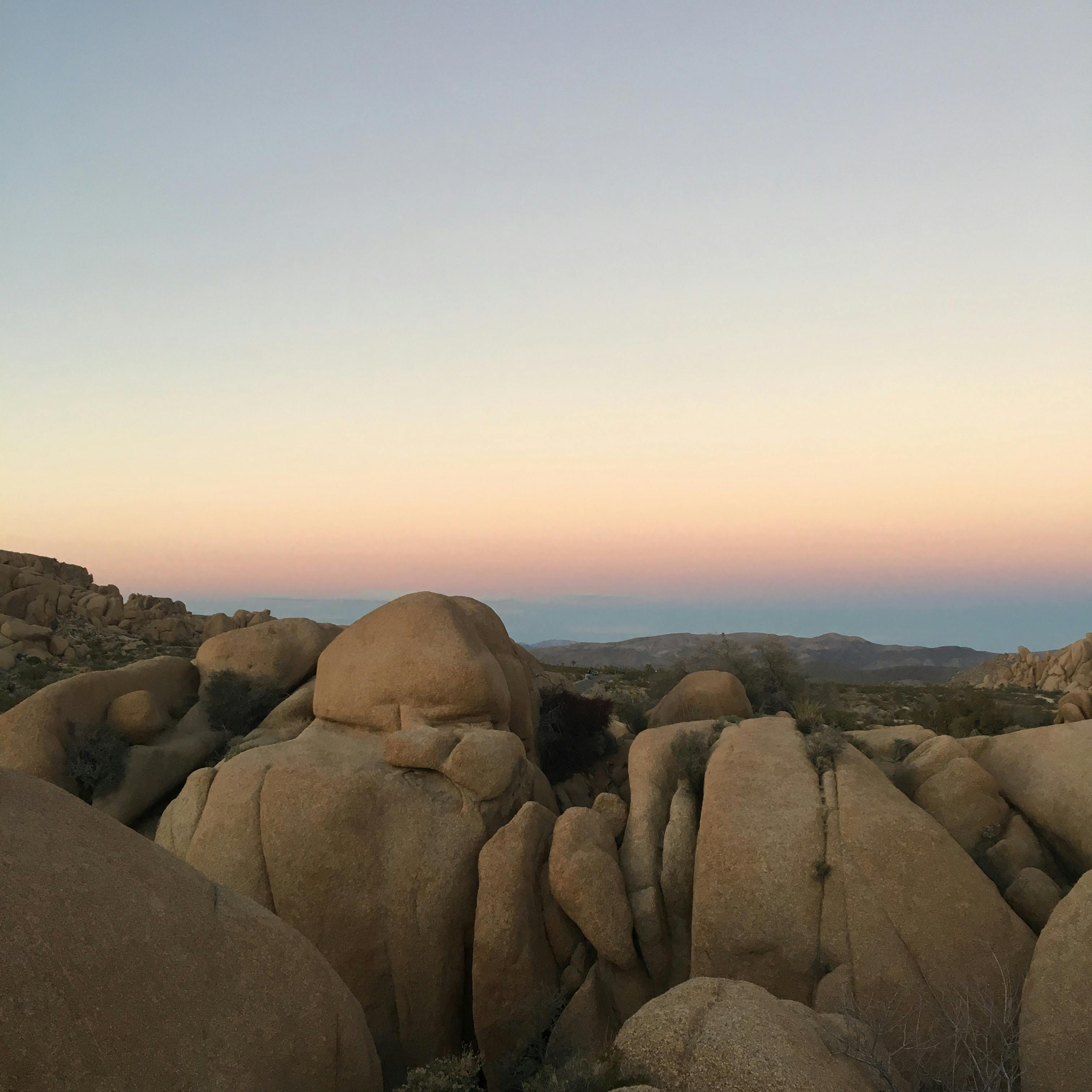 Målare som målar ett vardagsrum i Göteborg
